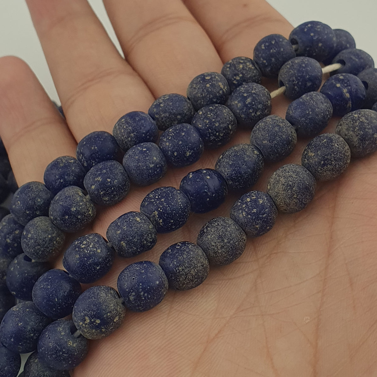 Stränge aus antik anmutenden, kobaltblauen Glasperlen im afrikanischen Stil, 9-10mm