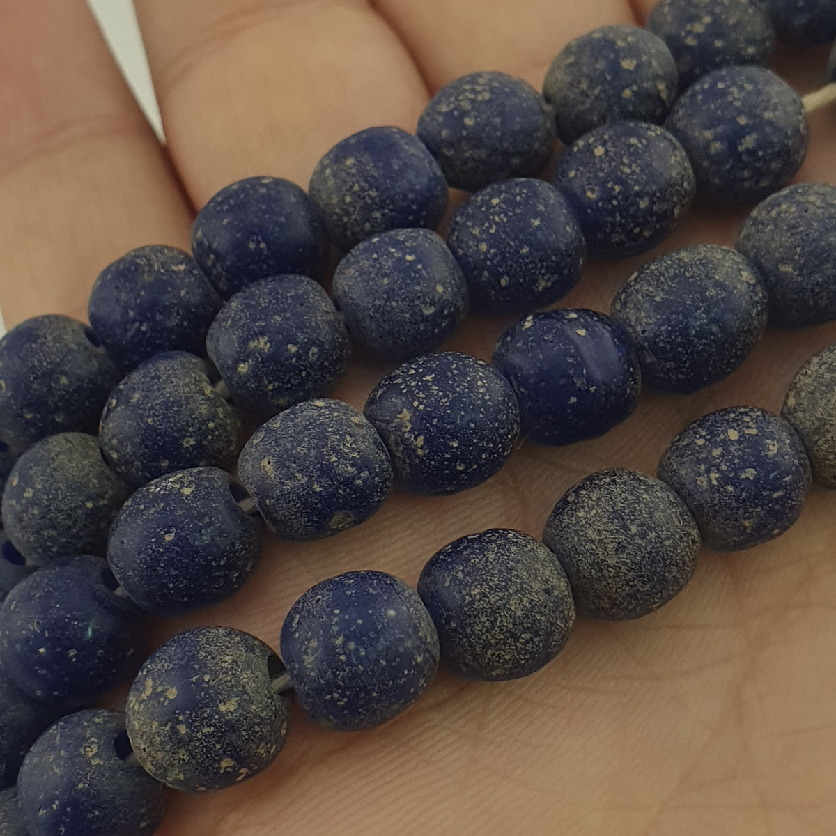 Stränge aus antik anmutenden, kobaltblauen Glasperlen im afrikanischen Stil, 9-10mm