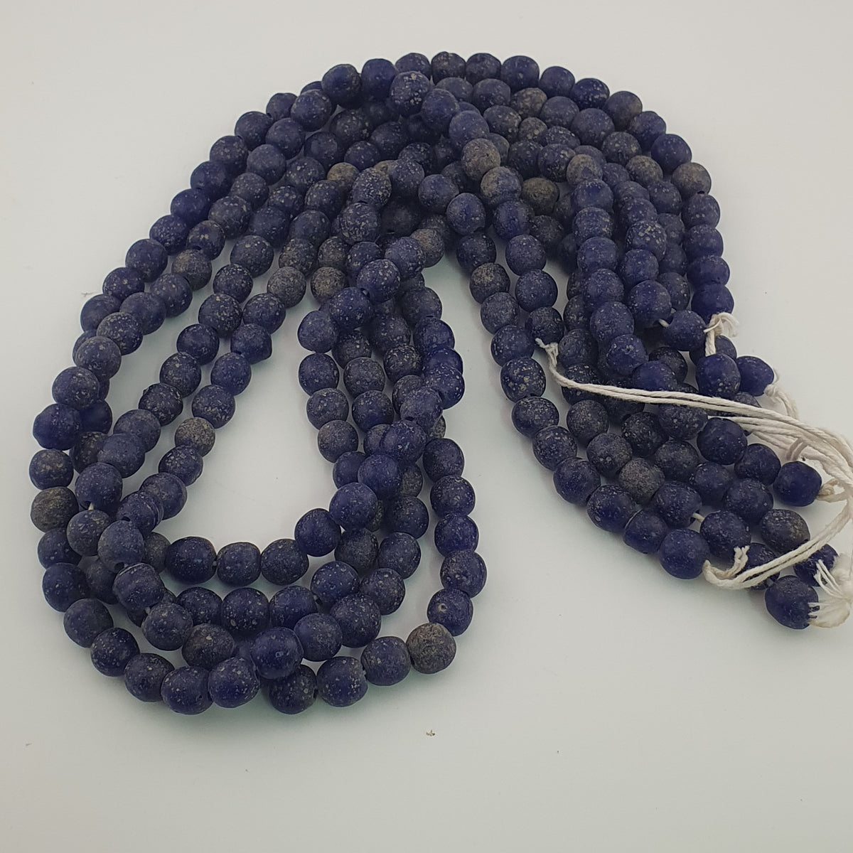 Stränge aus antik anmutenden, kobaltblauen Glasperlen im afrikanischen Stil, 9-10mm