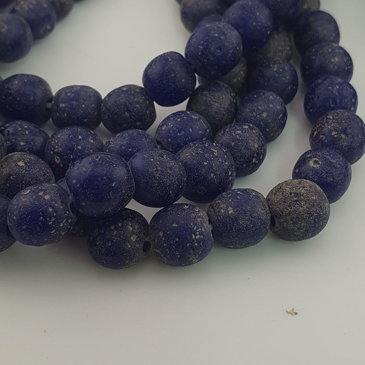 Stränge aus antik anmutenden, kobaltblauen Glasperlen im afrikanischen Stil, 9-10mm