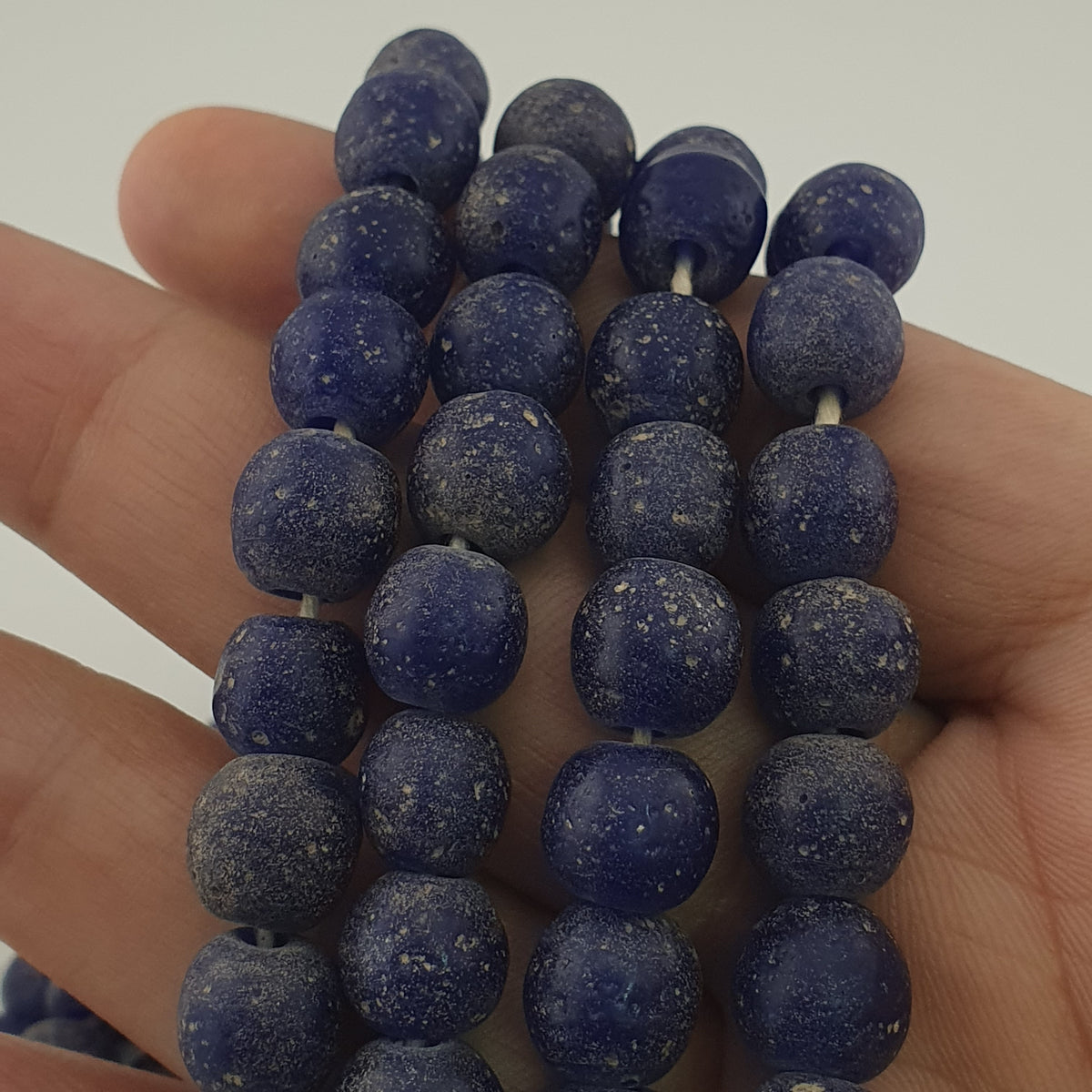 Stränge aus antik anmutenden, kobaltblauen Glasperlen im afrikanischen Stil, 9-10mm