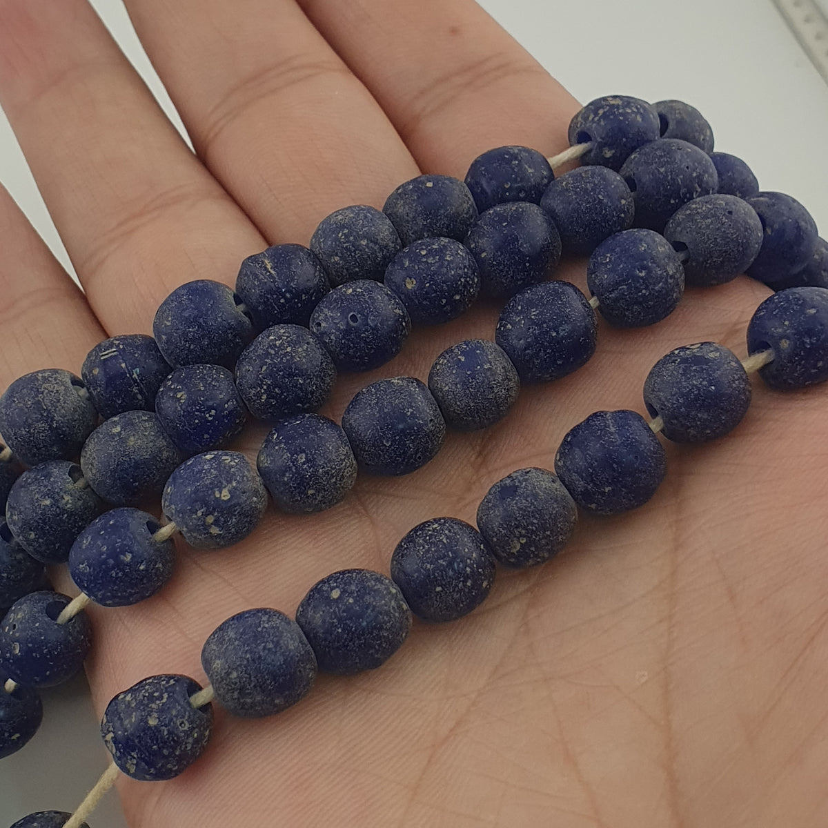 Stränge aus antik anmutenden, kobaltblauen Glasperlen im afrikanischen Stil, 9-10mm