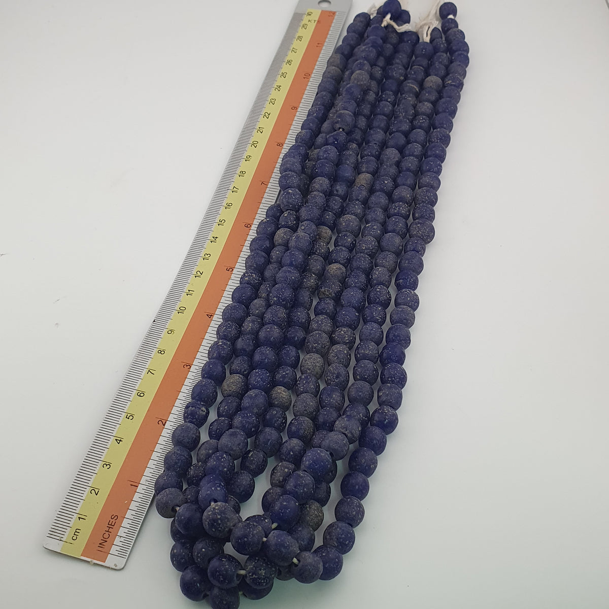 Stränge aus antik anmutenden, kobaltblauen Glasperlen im afrikanischen Stil, 9-10mm