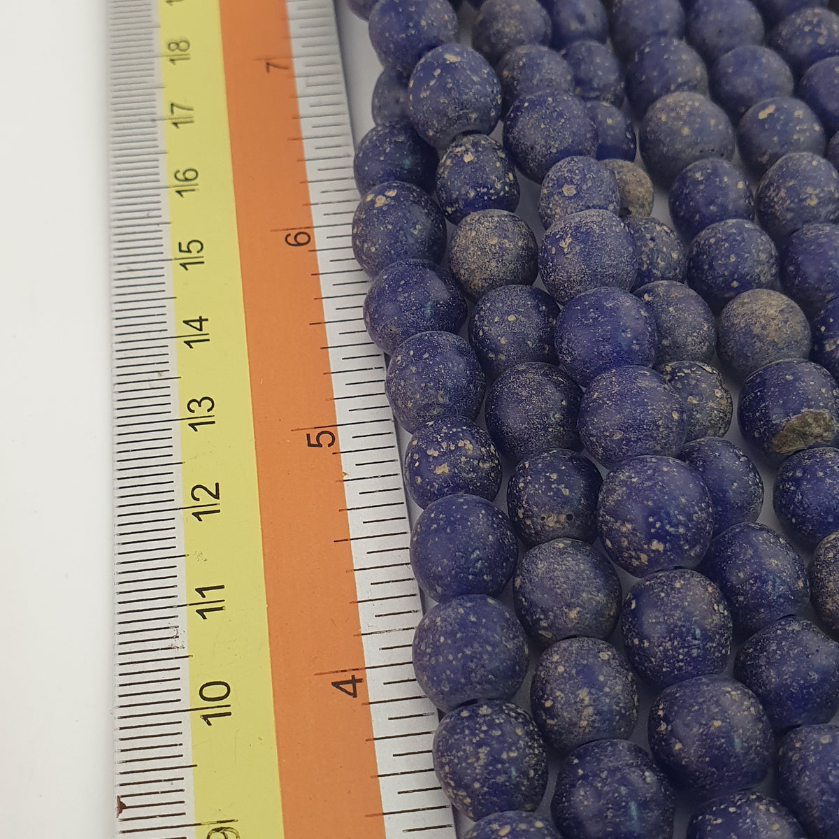 Stränge aus antik anmutenden, kobaltblauen Glasperlen im afrikanischen Stil, 9-10mm