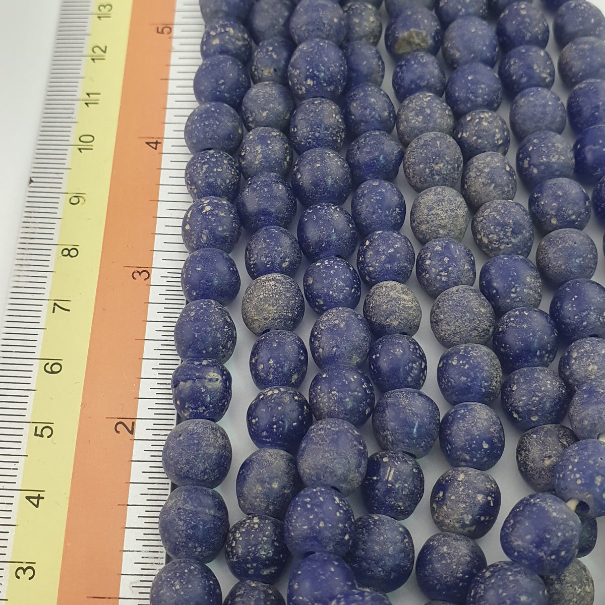 Stränge aus antik anmutenden, kobaltblauen Glasperlen im afrikanischen Stil, 9-10mm