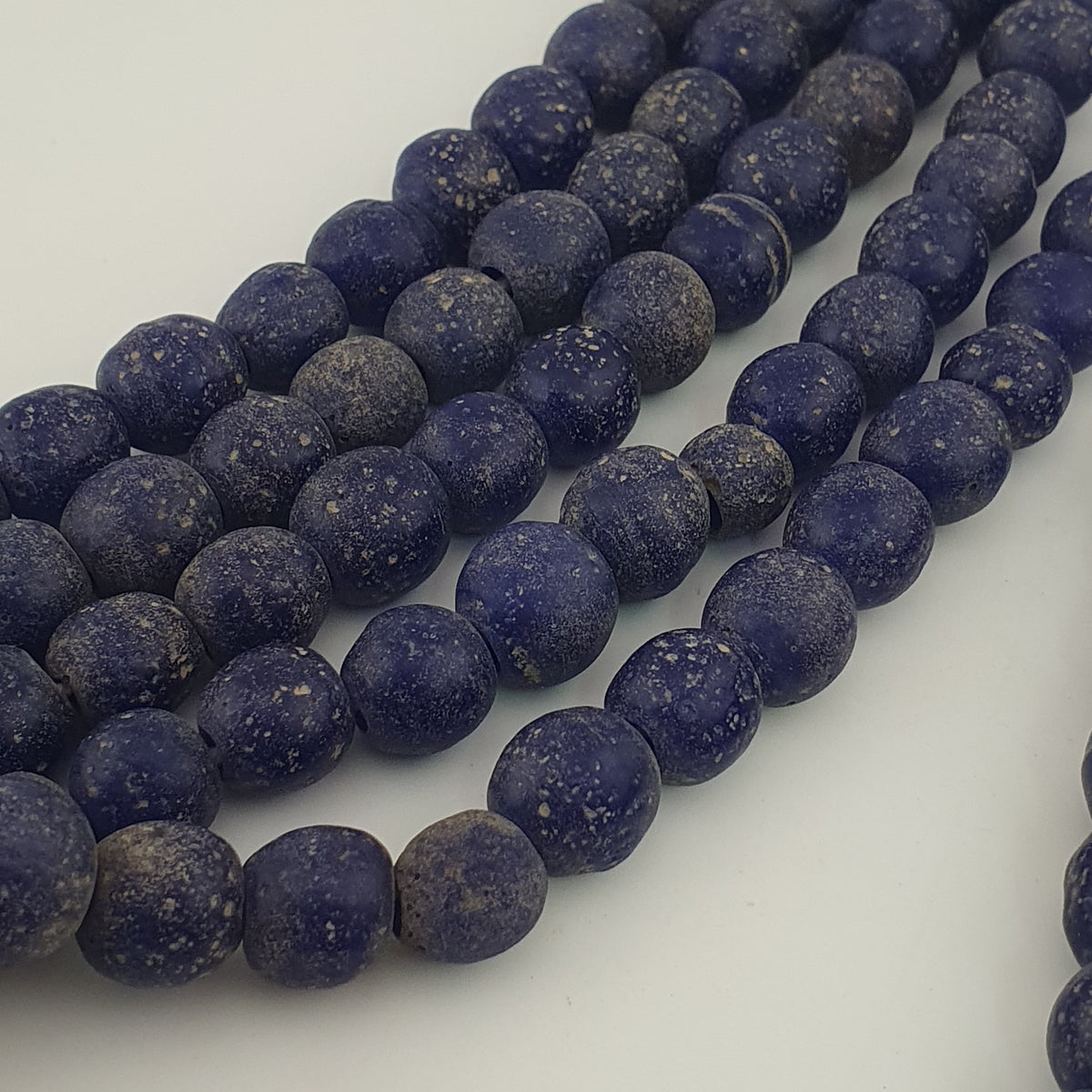 Stränge aus antik anmutenden, kobaltblauen Glasperlen im afrikanischen Stil, 9-10mm