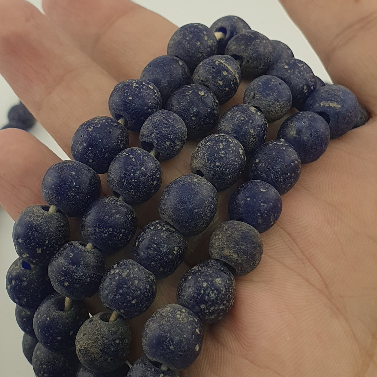 Stränge aus antik anmutenden, kobaltblauen Glasperlen im afrikanischen Stil, 9-10mm