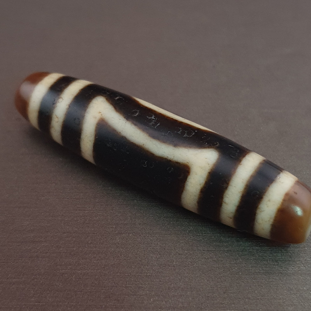 Pendentif amulette Dzi en agate tibétaine himalayenne antique œil carré rond
