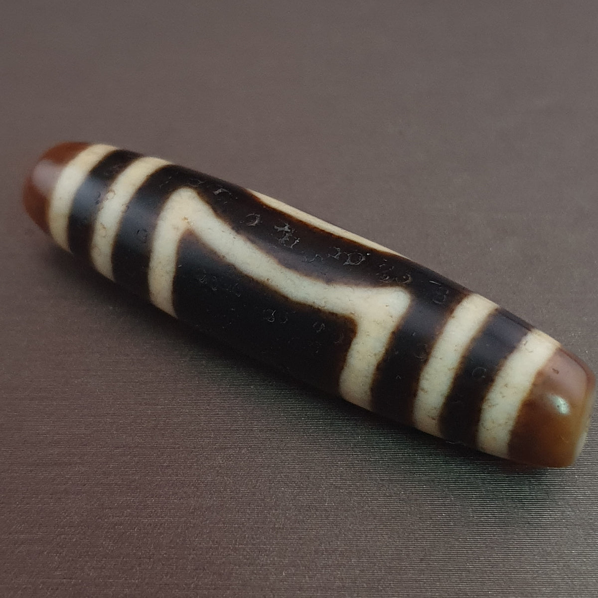 Pendentif amulette Dzi en agate tibétaine himalayenne antique œil carré rond
