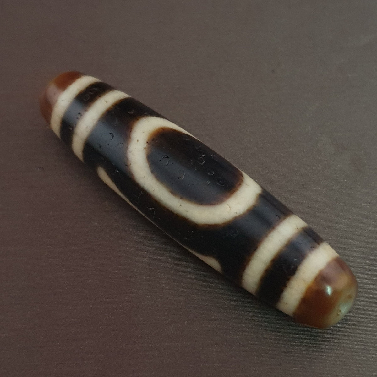 Pendentif amulette Dzi en agate tibétaine himalayenne antique œil carré rond