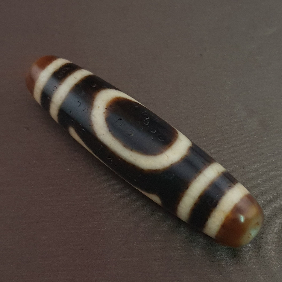 Pendentif amulette Dzi en agate tibétaine himalayenne antique œil carré rond