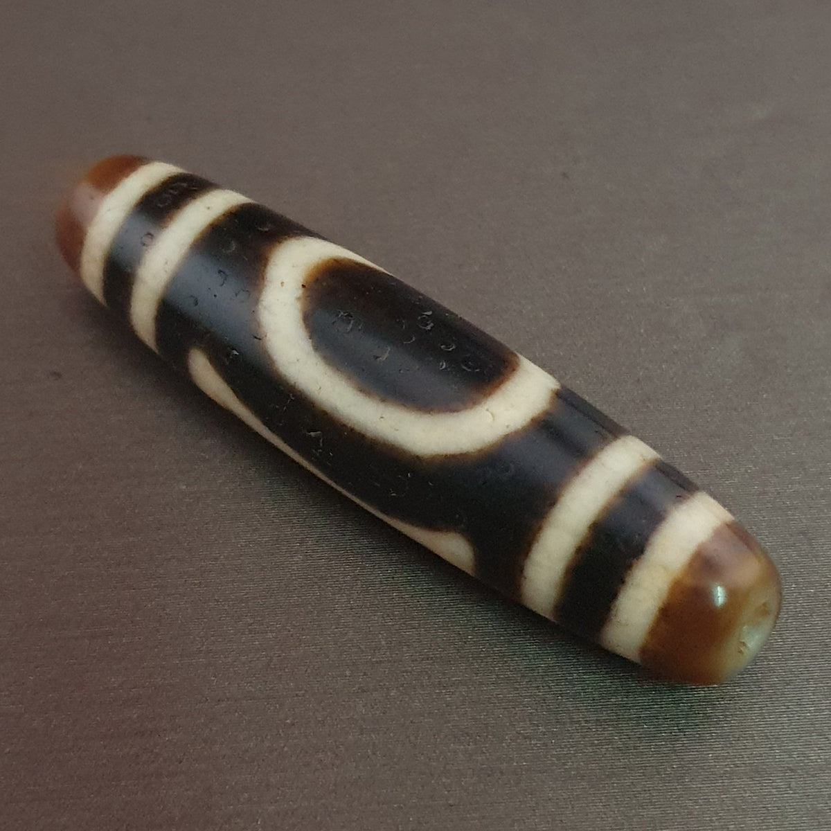 Pendentif amulette Dzi en agate tibétaine himalayenne antique œil carré rond