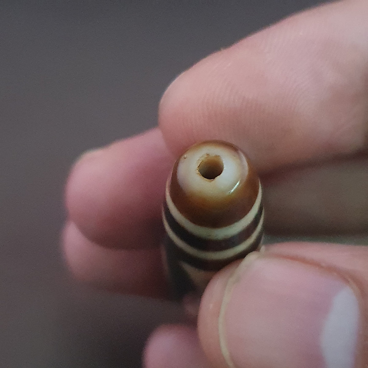 Pendentif amulette Dzi en agate tibétaine himalayenne antique œil carré rond