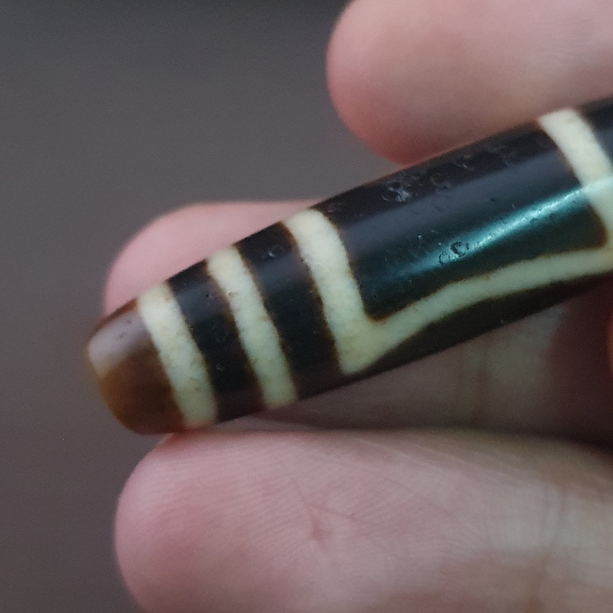 Pendentif amulette Dzi en agate tibétaine himalayenne antique œil carré rond