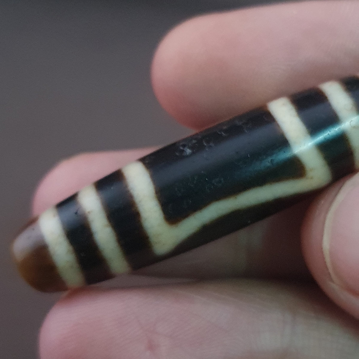 Pendentif amulette Dzi en agate tibétaine himalayenne antique œil carré rond