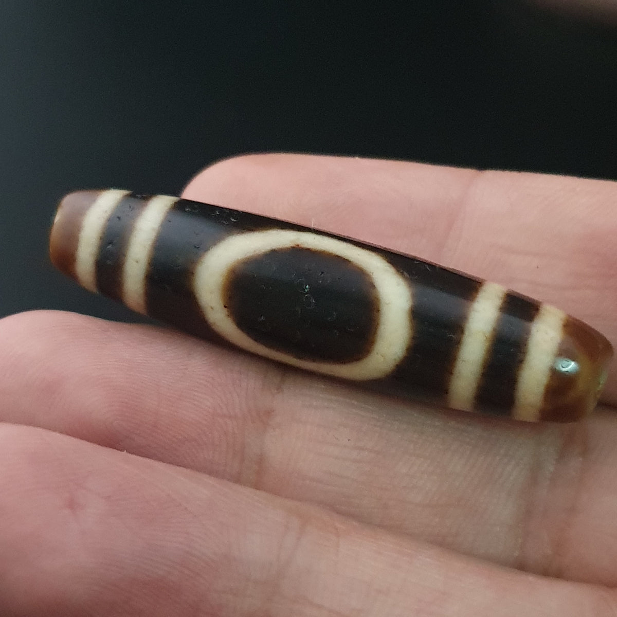 Pendentif amulette Dzi en agate tibétaine himalayenne antique œil carré rond
