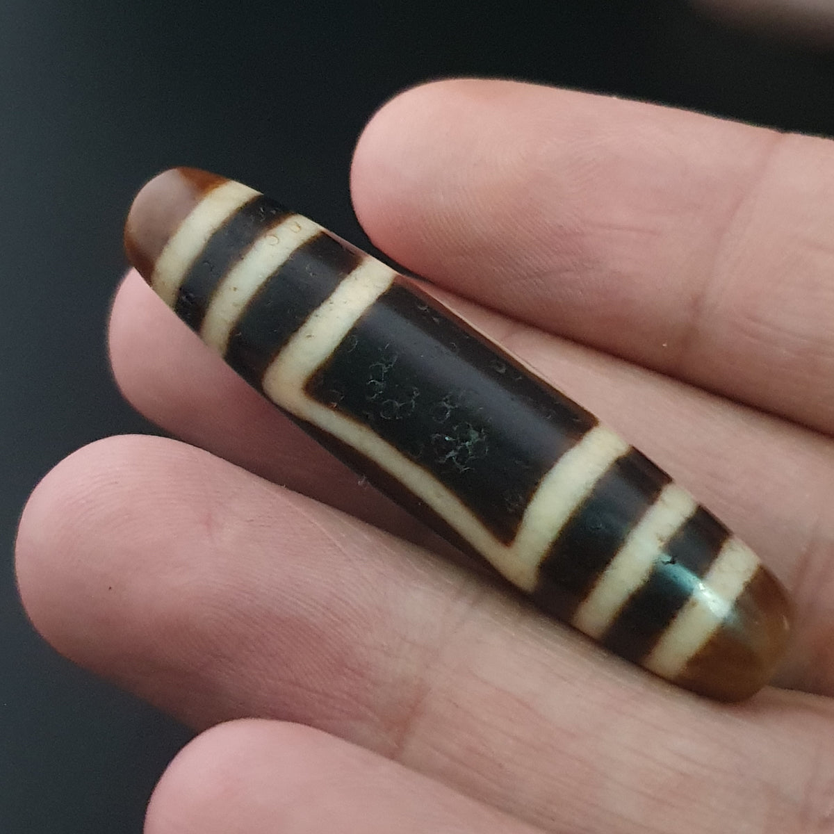 Pendentif amulette Dzi en agate tibétaine himalayenne antique œil carré rond