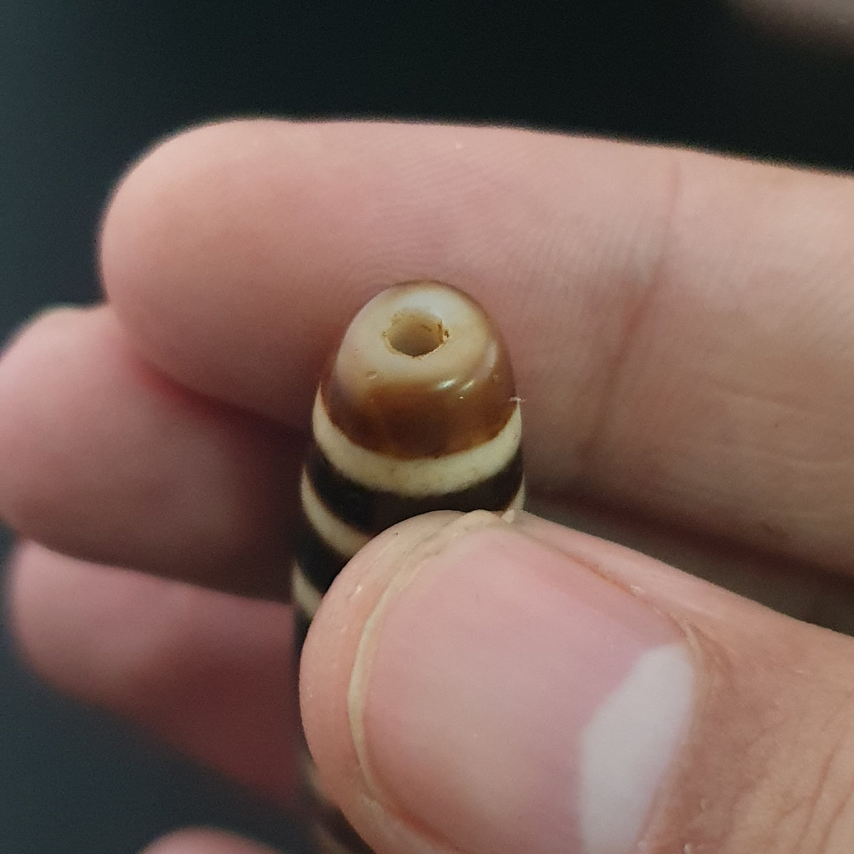 Pendentif amulette Dzi en agate tibétaine himalayenne antique œil carré rond