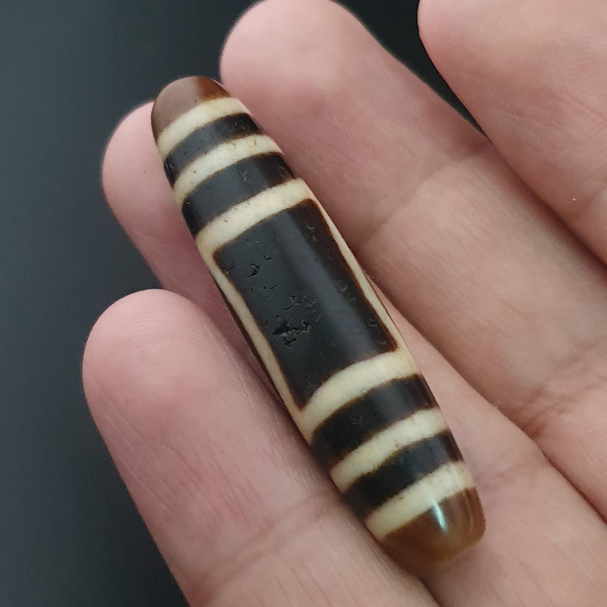 Pendentif amulette Dzi en agate tibétaine himalayenne antique œil carré rond