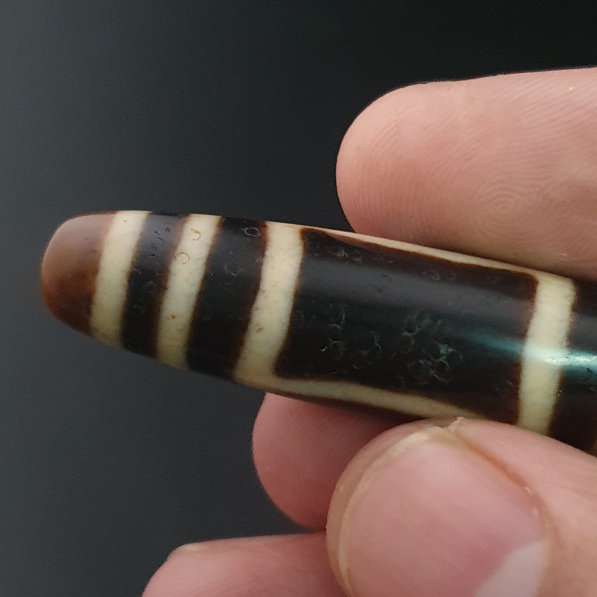 Pendentif amulette Dzi en agate tibétaine himalayenne antique œil carré rond