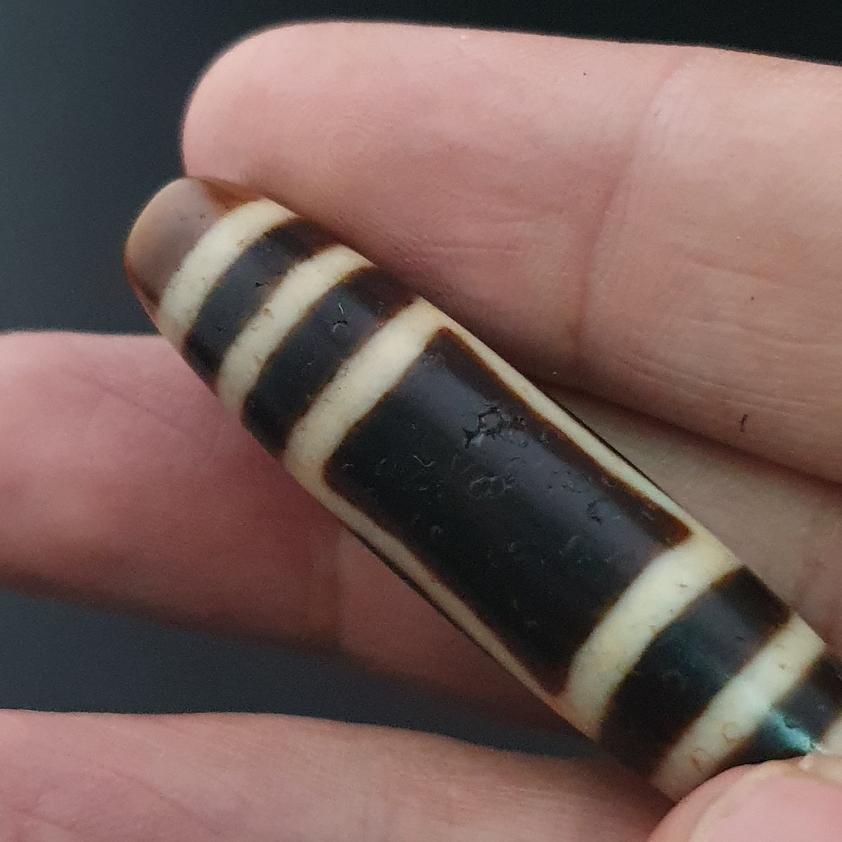 Pendentif amulette Dzi en agate tibétaine himalayenne antique œil carré rond