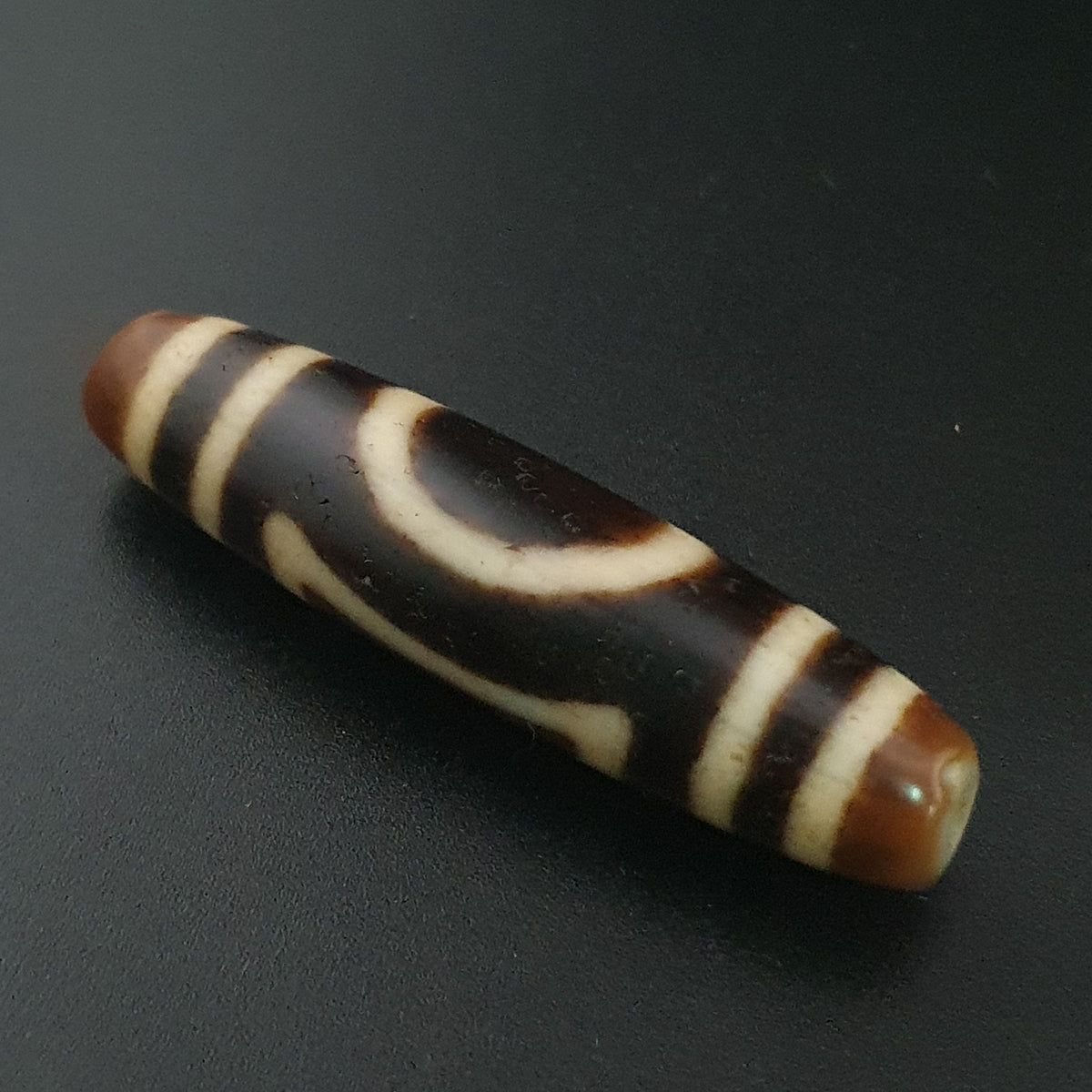 Pendentif amulette Dzi en agate tibétaine himalayenne antique œil carré rond