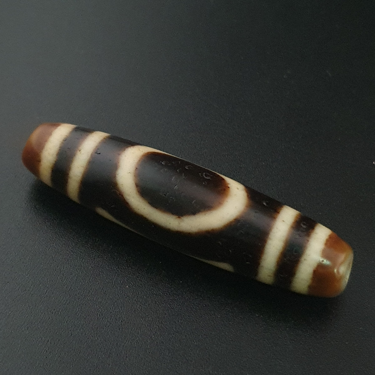 Pendentif amulette Dzi en agate tibétaine himalayenne antique œil carré rond