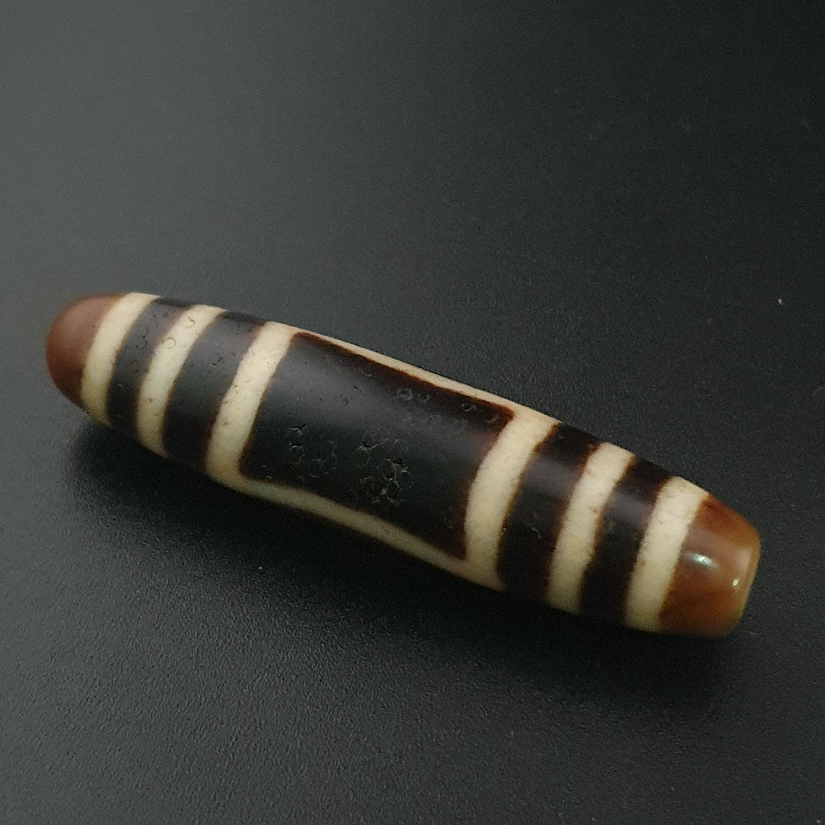 Pendentif amulette Dzi en agate tibétaine himalayenne antique œil carré rond