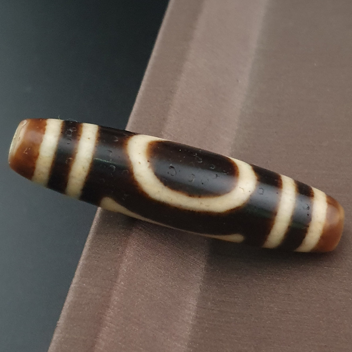 Pendentif amulette Dzi en agate tibétaine himalayenne antique œil carré rond