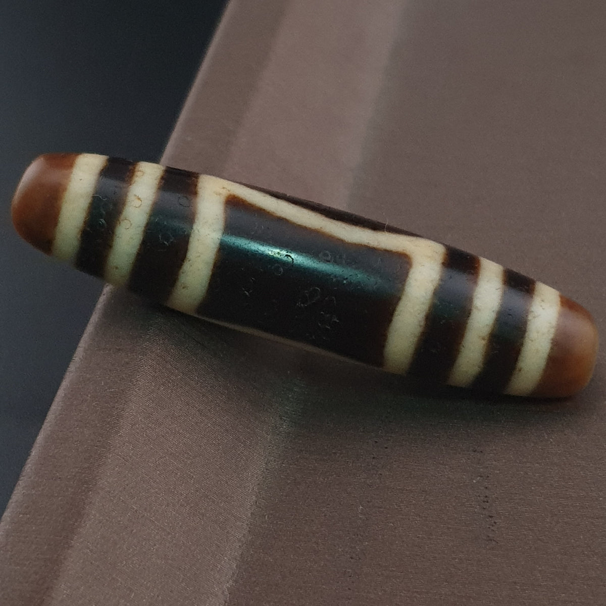 Pendentif amulette Dzi en agate tibétaine himalayenne antique œil carré rond