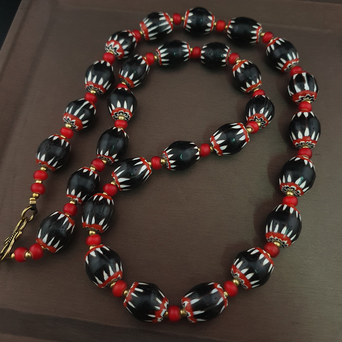 Collier de perles antiques chevron noires de style vénitien et perles blanches vénitiennes