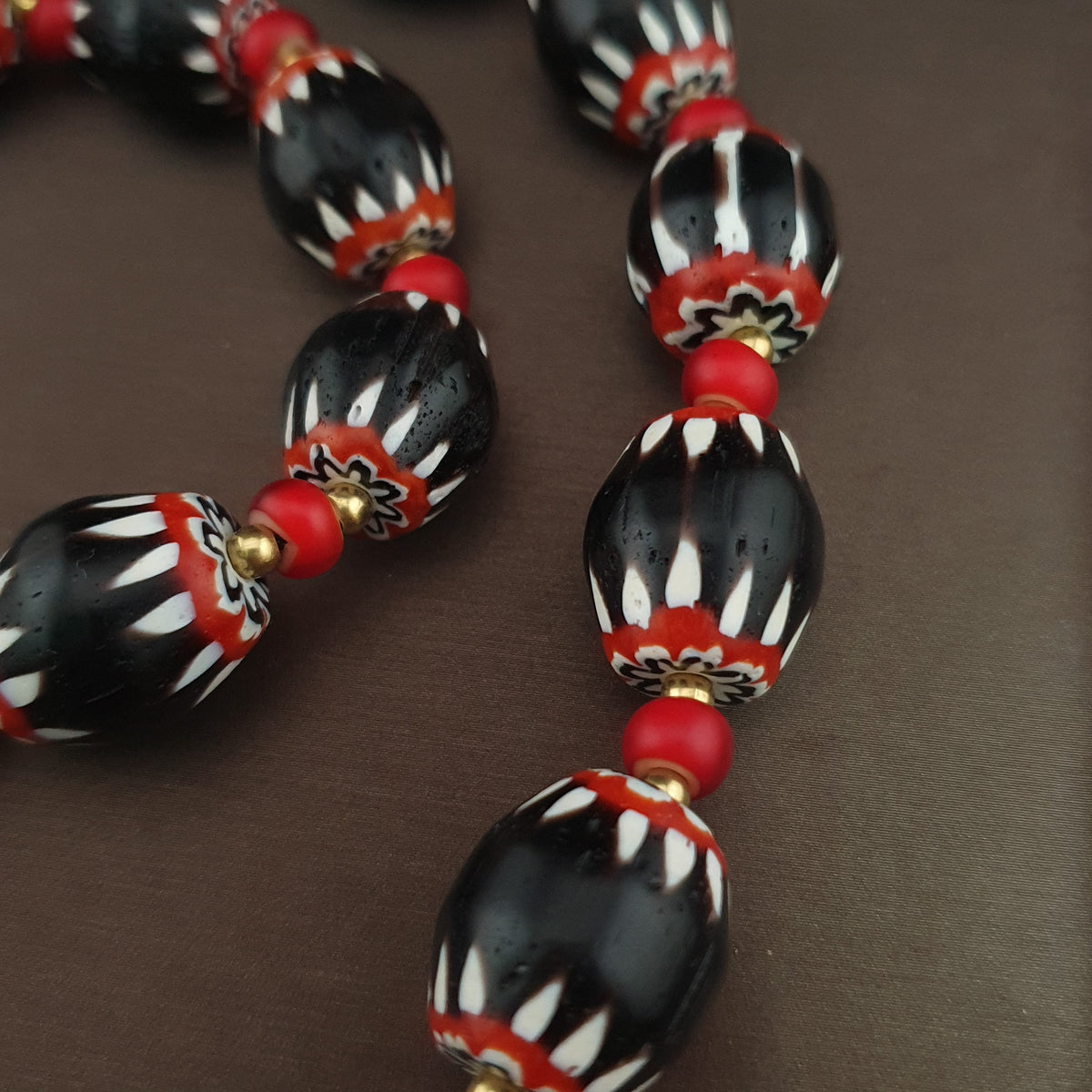 Collier de perles antiques chevron noires de style vénitien et perles blanches vénitiennes
