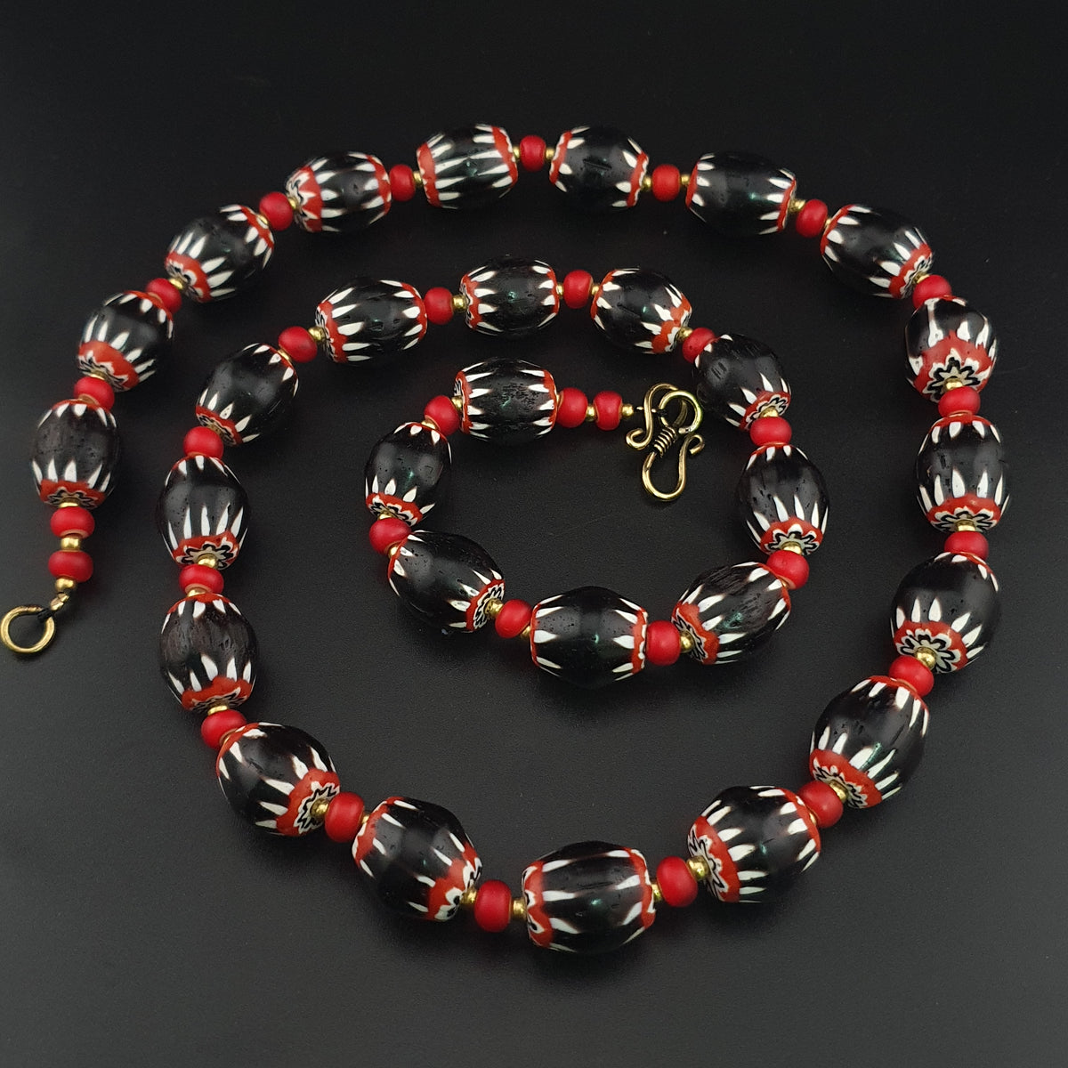 Collier de perles antiques chevron noires de style vénitien et perles blanches vénitiennes