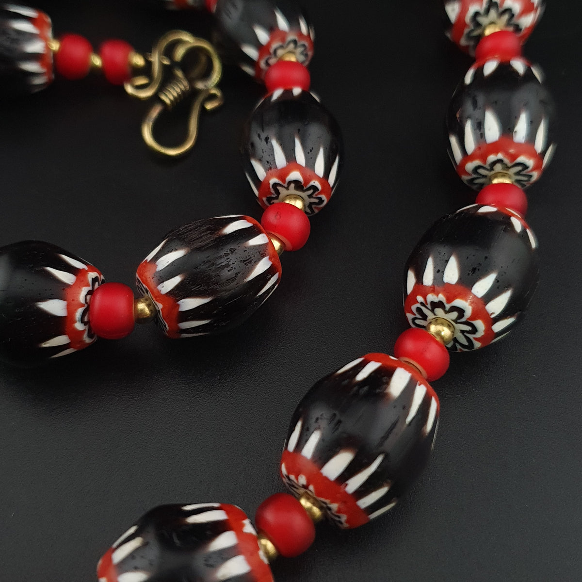 Collier de perles antiques chevron noires de style vénitien et perles blanches vénitiennes