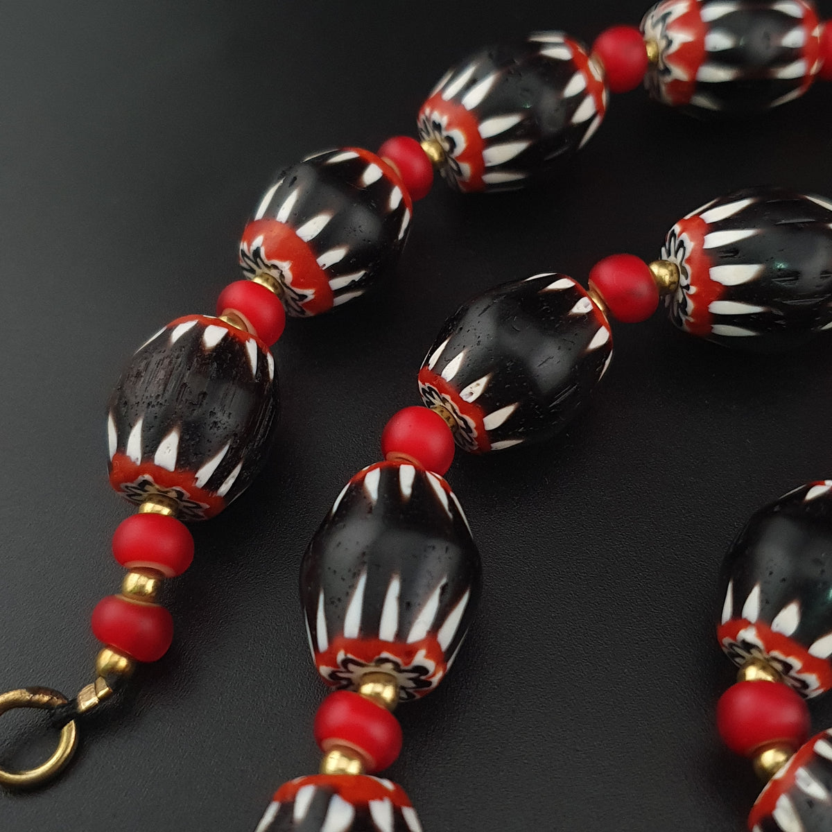 Collier de perles antiques chevron noires de style vénitien et perles blanches vénitiennes