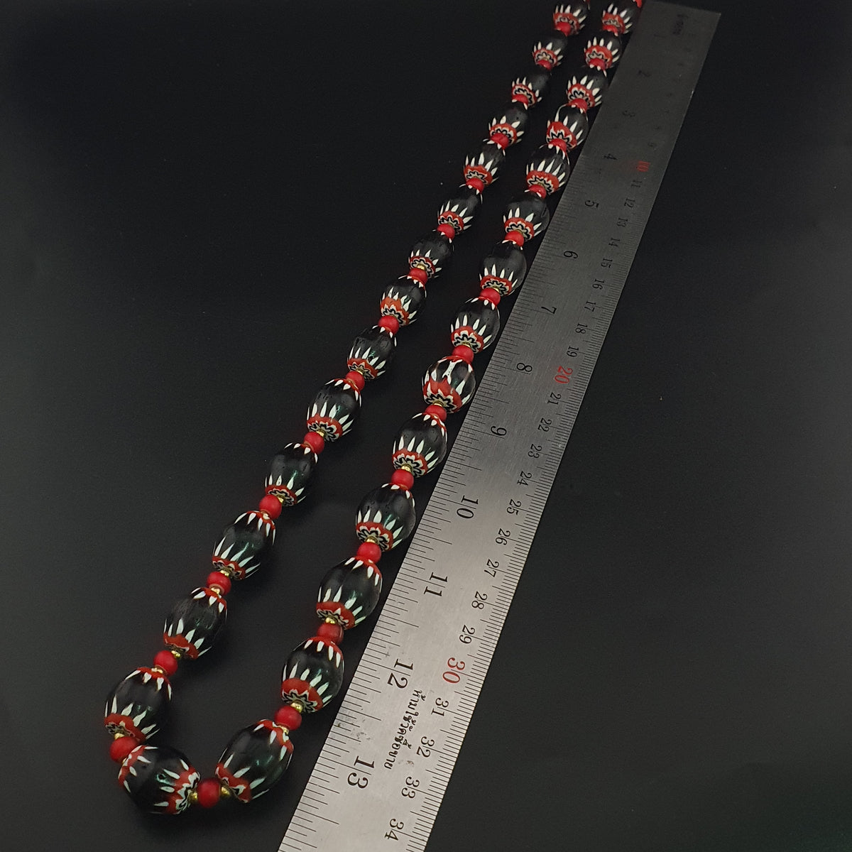Collier de perles antiques chevron noires de style vénitien et perles blanches vénitiennes