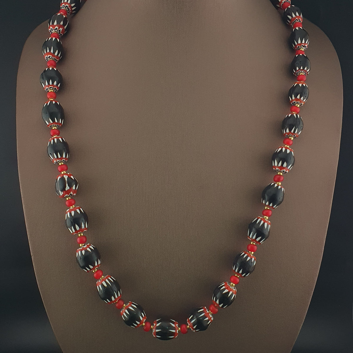 Collier de perles antiques chevron noires de style vénitien et perles blanches vénitiennes