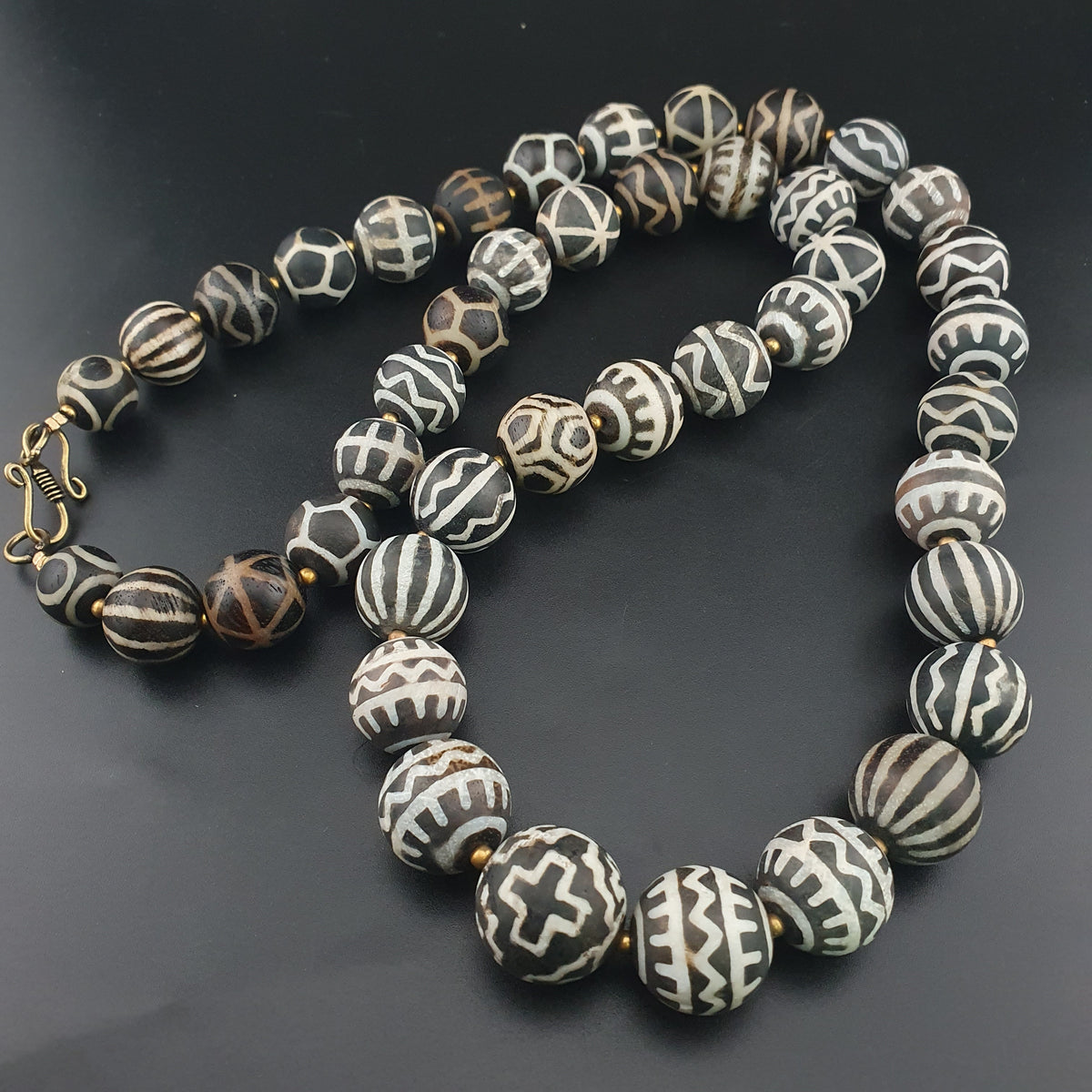 Collier de perles antiques en bois pétrifié Pumtek Pyu de Birmanie