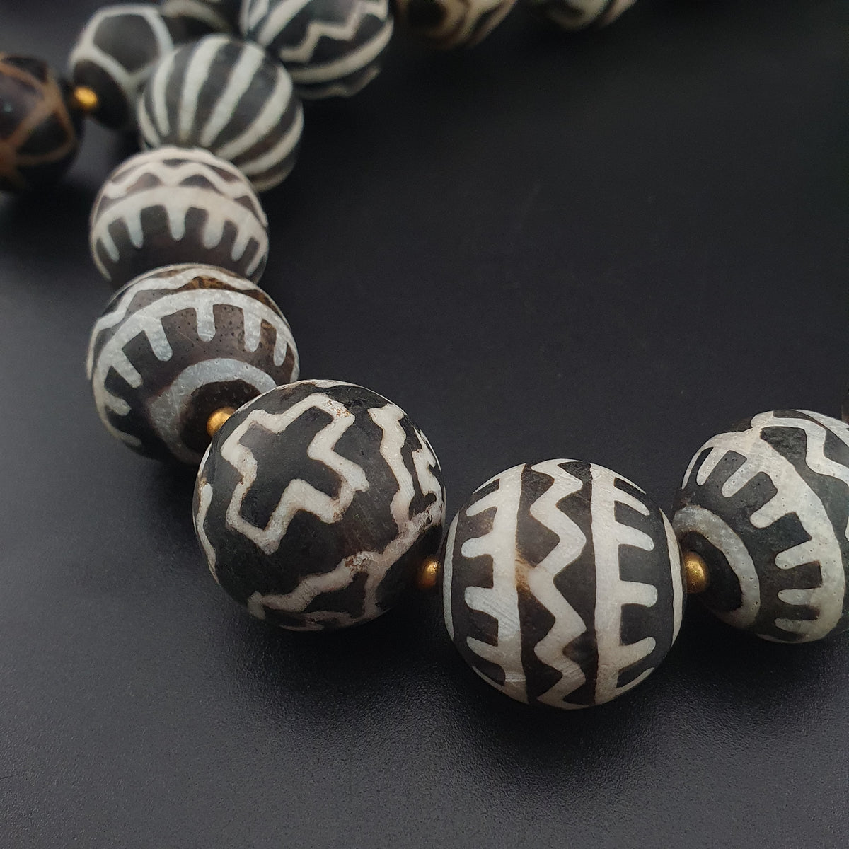 Collier de perles antiques en bois pétrifié Pumtek Pyu de Birmanie