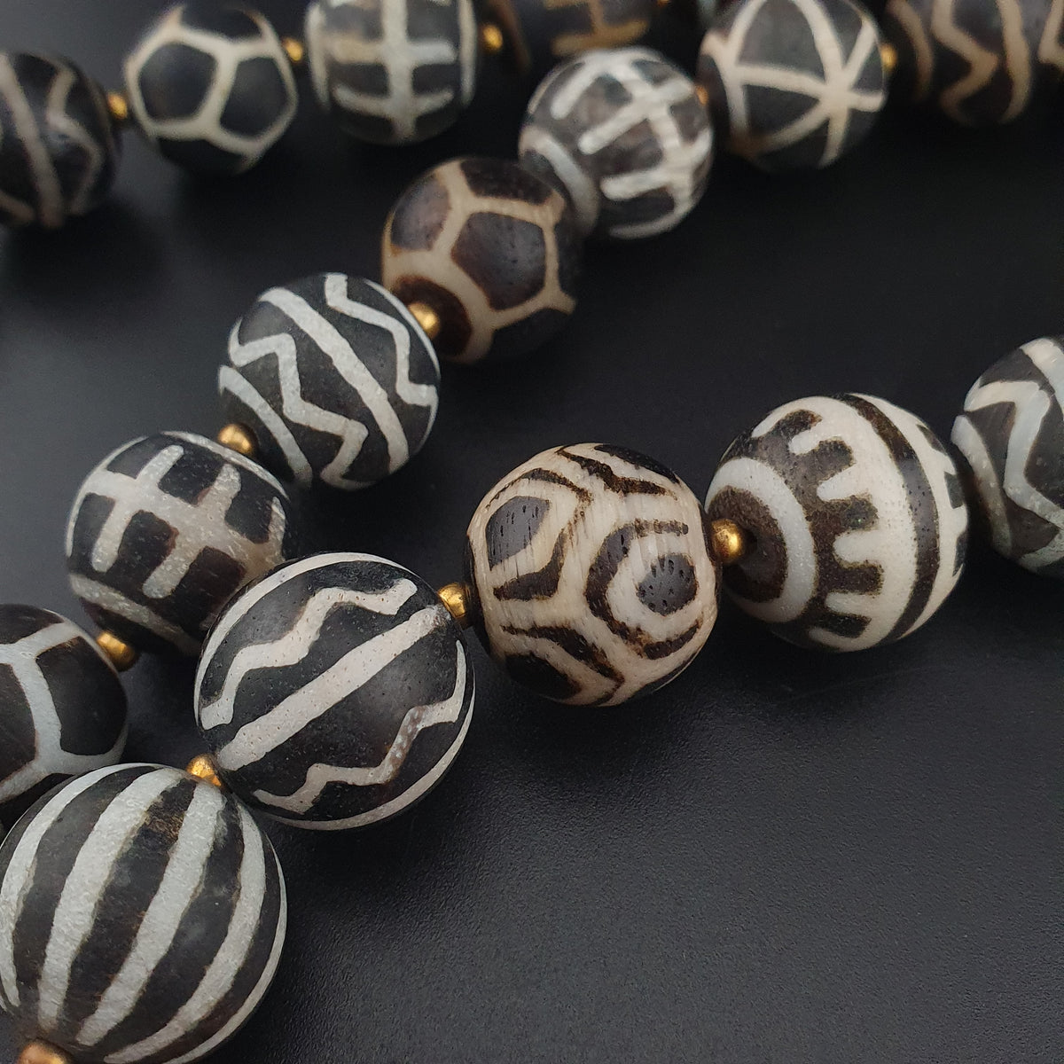 Collier de perles antiques en bois pétrifié Pumtek Pyu de Birmanie