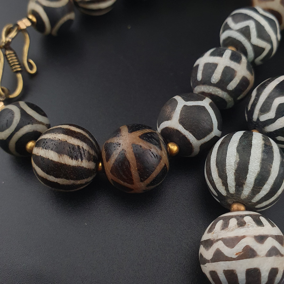 Collier de perles antiques en bois pétrifié Pumtek Pyu de Birmanie