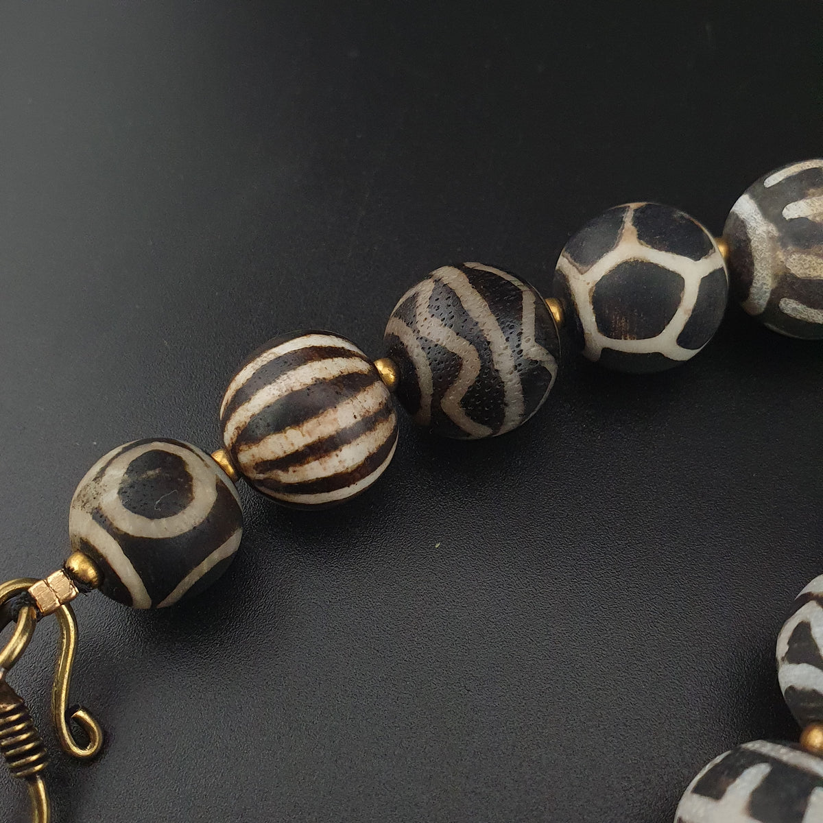 Collier de perles antiques en bois pétrifié Pumtek Pyu de Birmanie
