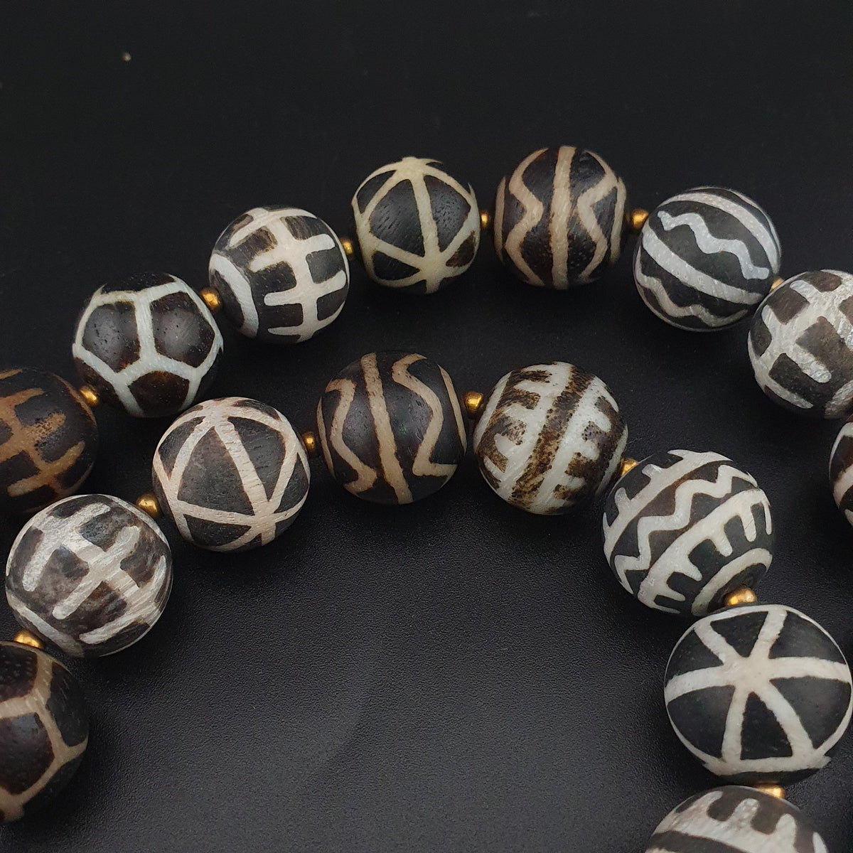 Collier de perles antiques en bois pétrifié Pumtek Pyu de Birmanie