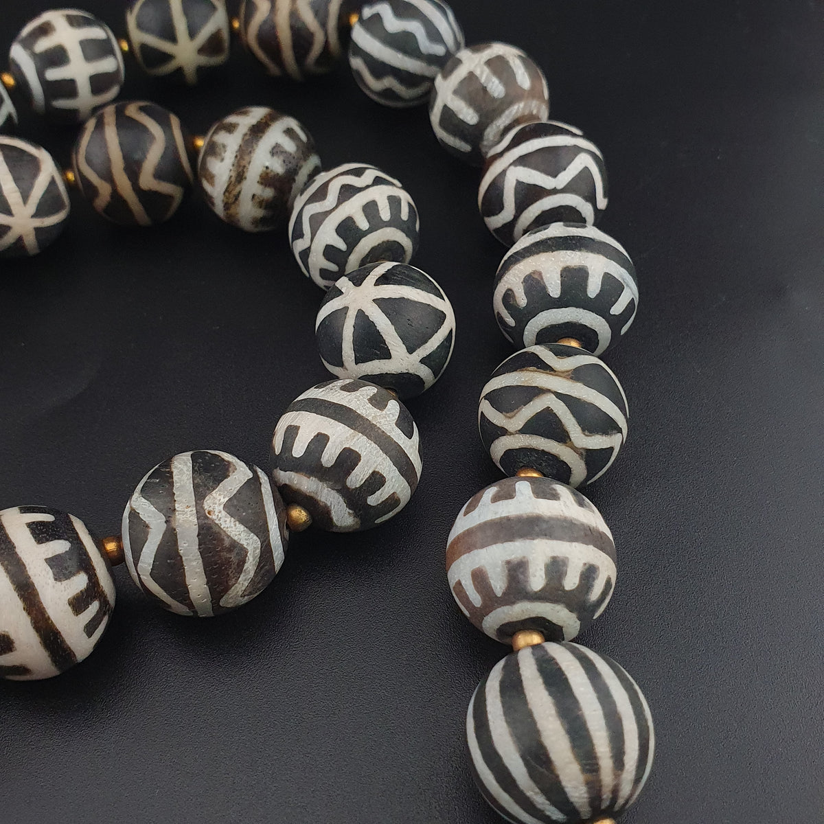 Collier de perles antiques en bois pétrifié Pumtek Pyu de Birmanie