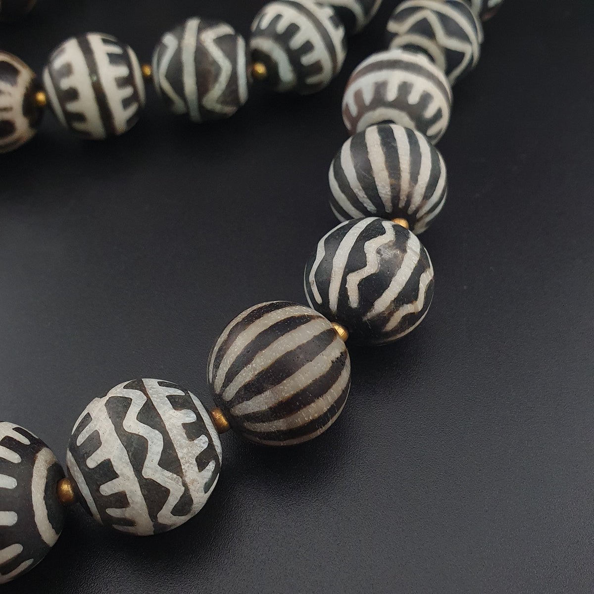 Collier de perles antiques en bois pétrifié Pumtek Pyu de Birmanie