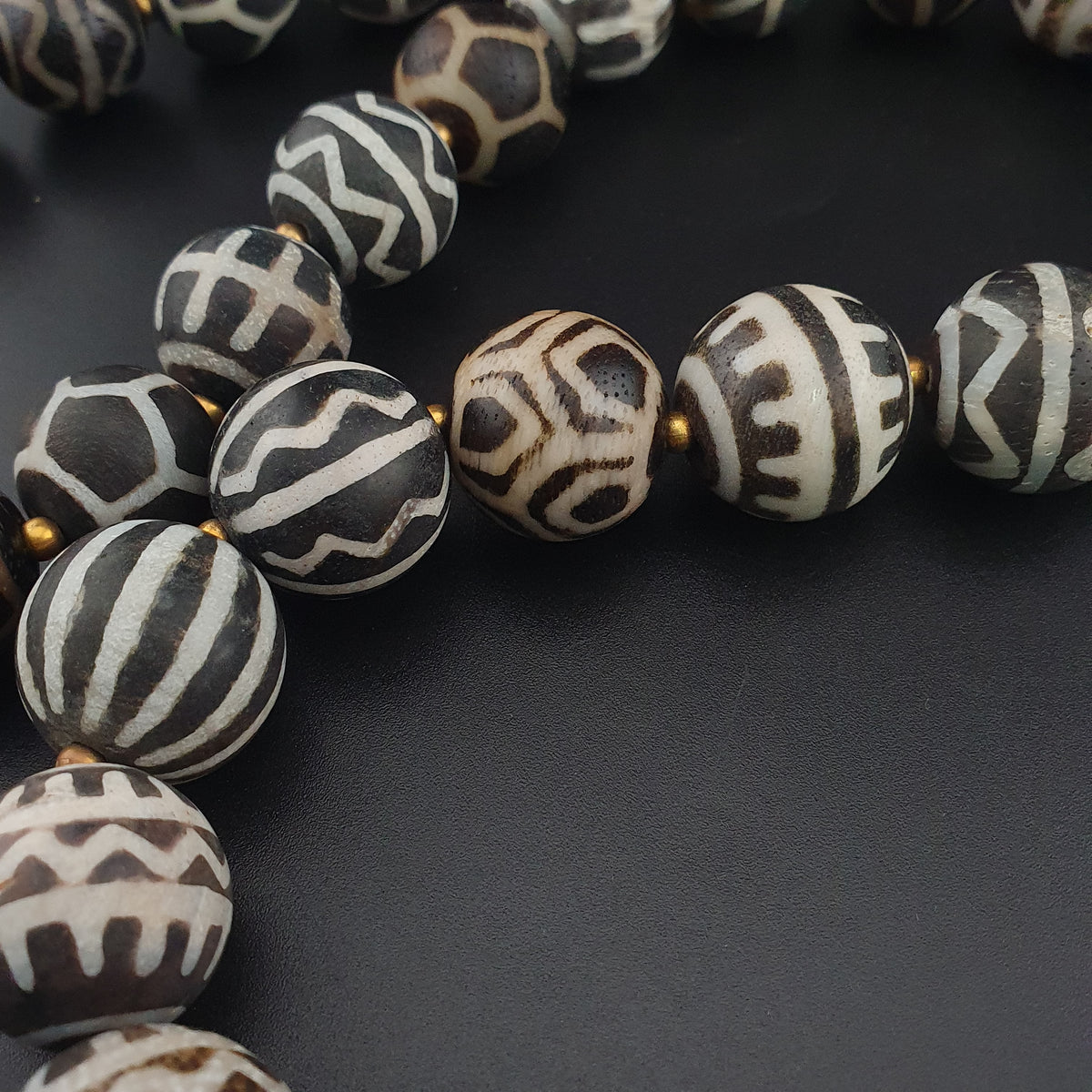 Collier de perles antiques en bois pétrifié Pumtek Pyu de Birmanie