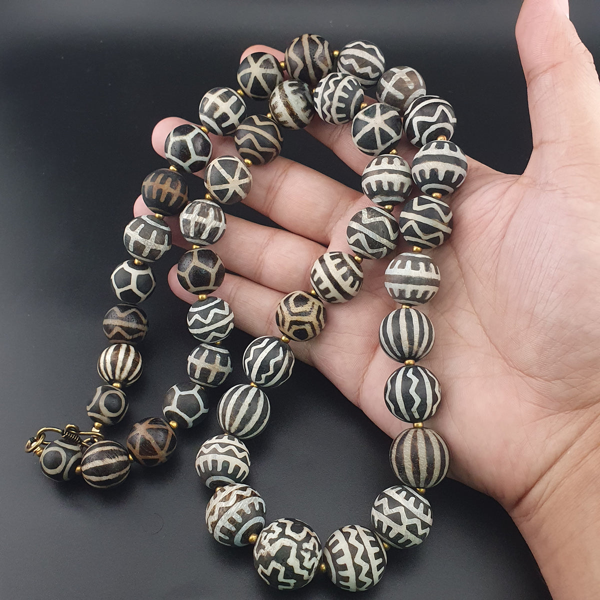 Collier de perles antiques en bois pétrifié Pumtek Pyu de Birmanie