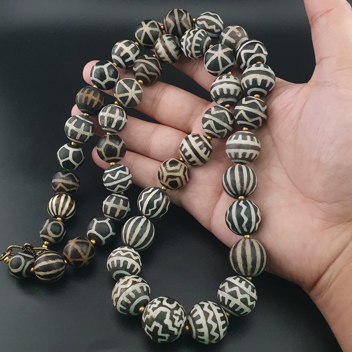 Collier de perles antiques en bois pétrifié Pumtek Pyu de Birmanie