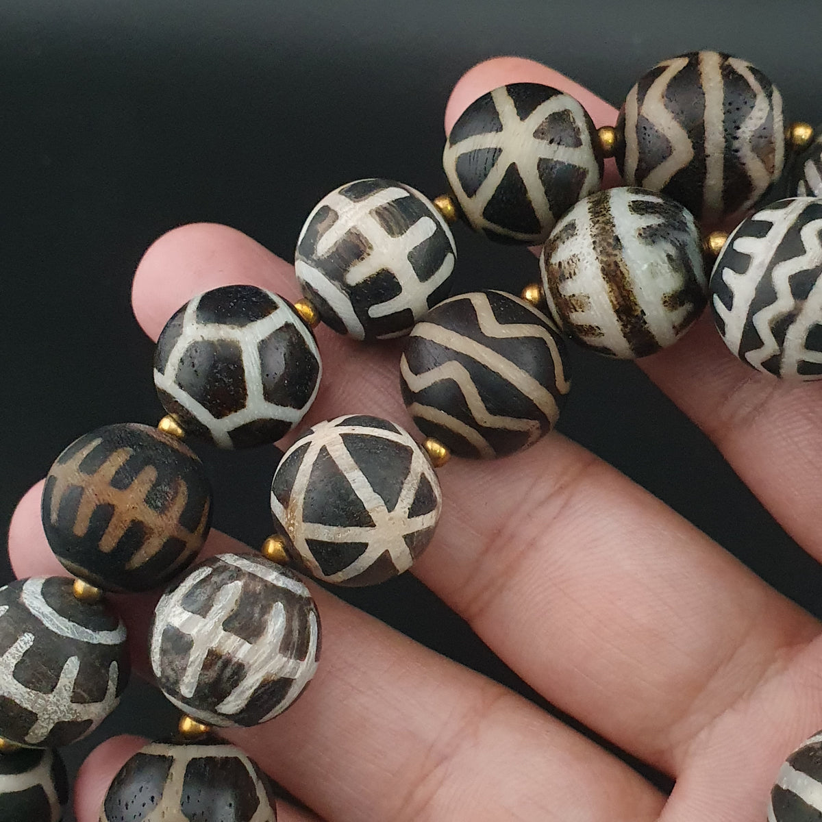 Collier de perles antiques en bois pétrifié Pumtek Pyu de Birmanie