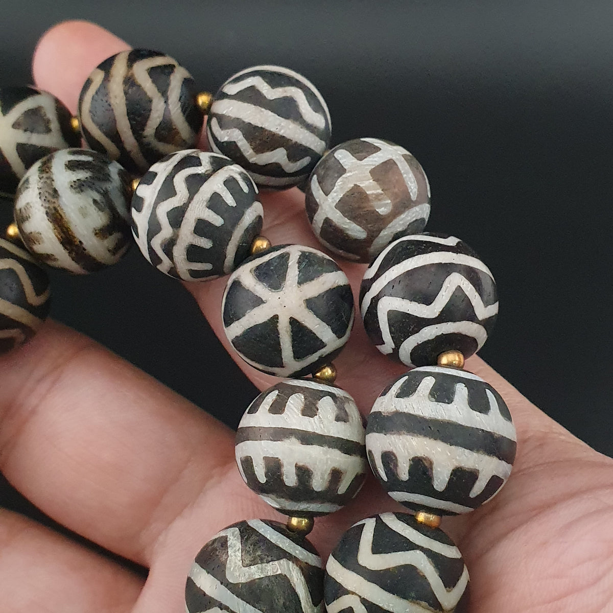 Collier de perles antiques en bois pétrifié Pumtek Pyu de Birmanie